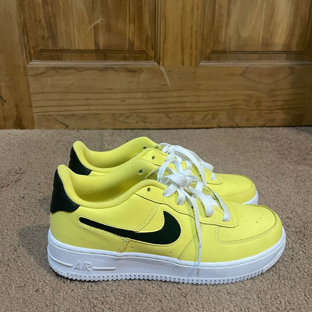 Boys 6.5Y fit like a Women’s 7. Worn twice